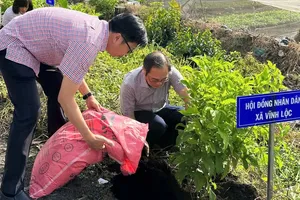 Bí thư Đảng ủy xã Vĩnh Lộc Huỳnh Cao Cường đang trồng cây hưởng ứng lễ phát động thi đua. Ảnh: THANH HIỀN