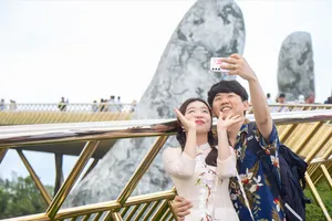 Du khách Hàn Quốc trải nghiệm Cầu Vàng, điểm đến biểu tượng của du lịch Đà Nẵng