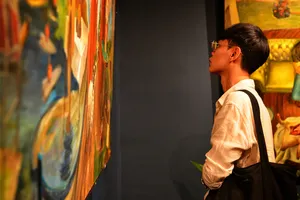 Khách tham quan triển lãm