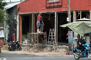 Một công trình sửa chữa tại đường Dương Quảng Hàm, phường An Nhơn, TPHCM. Ảnh: Thanh Hiền
