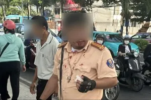 Cán bộ CSGT bị người nước ngoài tấn công khi đang làm nhiệm vụ