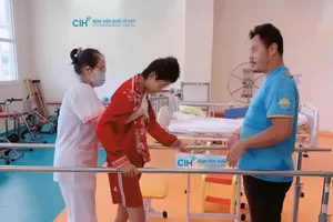 Nhân viên y tế đang chăm sóc và điều trị cho bệnh nhi