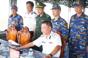 Thượng tướng Nguyễn Văn Nghĩa kiểm tra luyện tập diễu binh trên biển