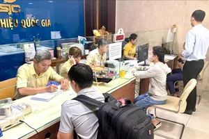 Giá vàng SJC “neo” ở vùng đỉnh