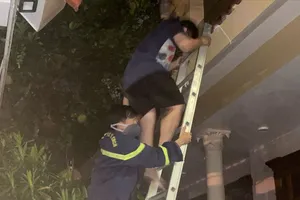 Cảnh sát giải cứu những người bị mắc kẹt trong đám cháy