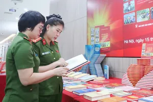 Khu vực trưng bày sách về lực lượng CAND