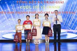 Trao giải cuộc thi vẽ tranh thiếu nhi TPHCM với Bác Tôn