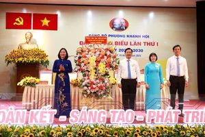Đồng chí Trương Thị Bích Hạnh tặng hoa của Thành ủy - HĐND - UBND - Ủy ban MTTQ Việt Nam TPHCM chúc mừng đại hội