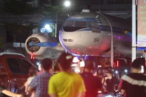 Người dân xem vận chuyển chiếc chuyên cơ IL-14 từng chở Bác Hồ