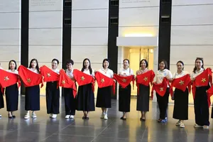 Đồ trang trí cờ đỏ sao vàng ngập tràn phố xá Hà Nội