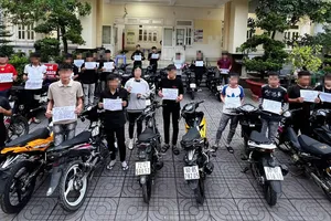 Các đối tượng và phương tiện độ chế bị lực lượng CSGT tạm giữ. Ảnh: VĂN ANH