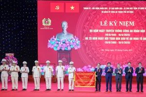 Lãnh đạo TP Đà Nẵng tặng trao tặng Bức trướng cho Công an TP Đà Nẵng. Ảnh: XUÂN QUỲNH