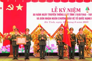 Thừa ủy quyền của Chủ tịch nước, Thiếu tướng Đoàn Xuân Bường, Bí thư Đảng ủy, Chính ủy Quân khu 4 trao Huân chương bảo vệ Tổ quốc hạng Nhì tặng LLVT tỉnh Hà Tĩnh 