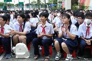 TPHCM: Lấy ý kiến phụ huynh về việc cấm học sinh dùng điện thoại trong trường học