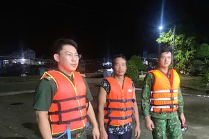 Đồn Biên phòng Khánh Hội cứu vớt và đưa ngư dân (giữa) vào bờ an toàn. Ảnh: HOÀNG TÁ