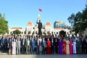 Dâng hoa Tượng đài Chủ tịch Hồ Chí Minh nhân kỷ niệm 80 năm thành lập ngành Ngoại giao Việt Nam 