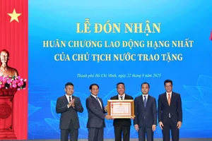 Chương trình biểu diễn văn nghệ tại Lễ kỷ niệm 80 năm thành lập ngành Ngoại giao Việt Nam và 50 năm thành lập Sở Ngoại vụ TPHCM. Ảnh: DŨNG PHƯƠNG 