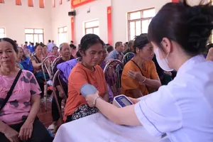 Các đội hình tình nguyện “Kỳ nghỉ hồng” tại Lạng Sơn đã tổ chức tư vấn sức khỏe cho người dân