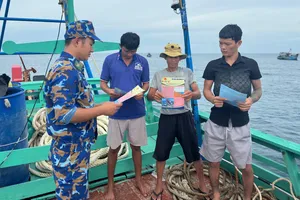 Cán bộ, chiến sĩ Biên đội III/25, Hải đoàn Biên phòng 18 tuyên truyền về chống khai thác IUU cho bà con ngư dân TPHCM