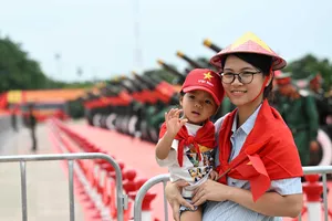 Người dân thích thú "check in" bên dàn pháo Đại lễ