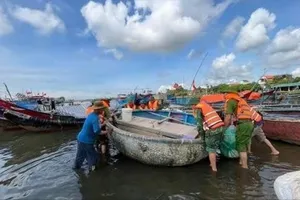 Bộ Nông nghiệp và Môi trường họp khẩn trong đêm ứng phó bão số 5