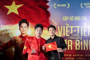 Tùng Dương - Nguyễn Văn Chung trong buổi ra mắt MV "Viết tiếp câu chuyện hòa bình"