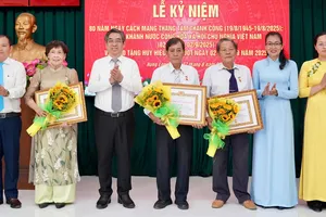  Lãnh đạo Thành ủy trao Huy hiệu Đảng tại xã Hưng Long (TPHCM)