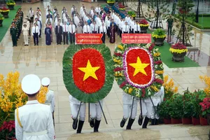 Đoàn đại biểu Thành ủy - HĐND - UBND - Ủy ban MTTQ Việt Nam TPHCM viếng và dâng hương, dâng hoa các Anh hùng liệt sĩ