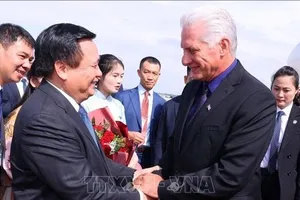 Ủy viên Bộ Chính trị, Giám đốc Học viện Chính trị Quốc gia Hồ Chí Minh, Chủ tịch Hội đồng Lý luận Trung ương Nguyễn Xuân Thắng chào mừng Bí thư Thứ nhất, Chủ tịch Miguel Díaz-Canel Bermúdez đến Việt Nam. Ảnh: TTXVN.