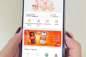 Nhiều ngân hàng hướng dẫn và tặng quà tài khoản liên kết với VneID để nhận tiền an sinh xã hội