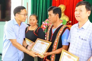 Khen thưởng người tham gia cứu chữa nạn nhân nghi bị ngộ độc sau bữa tiệc tân gia