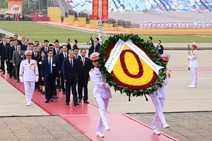 Ủy viên trưởng Nhân đại toàn quốc Trung Quốc Triệu Lạc Tế và đoàn đại biểu cấp cao Đảng, Nhà nước Trung Quốc đã tới đặt vòng hoa và vào Lăng viếng Chủ tịch Hồ Chí Minh. Ảnh: QUANG PHÚC