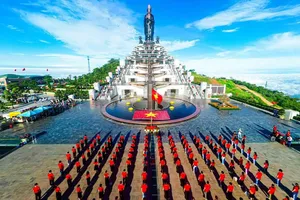 Hàng ngàn du khách tham quan khu du lịch núi Bà Đen, Tây Ninh 