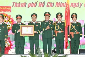 Bộ Tư lệnh TPHCM đón nhận Huân chương Quân công hạng Ba