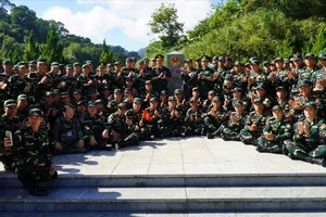 Lãnh đạo Bộ Chỉ huy Quân sự tỉnh Hà Tĩnh, các cơ quan, đơn vị và đoàn cán bộ, chiến sĩ Quân đội nhân dân Lào chụp ảnh lưu niệm tại cột mốc biên giới của hai nước