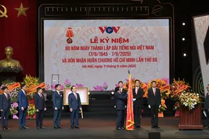 Thủ tướng gắn Huân chương Hồ Chí Minh lên Cờ truyền thống của Đài Tiếng nói Việt Nam