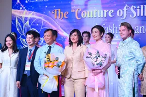 Áo dài và lụa Việt tỏa sáng trên sân khấu quốc tế