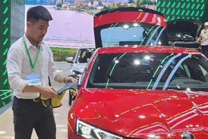 Nhiều hãng ô tô giảm giá, khuyến mãi mạnh