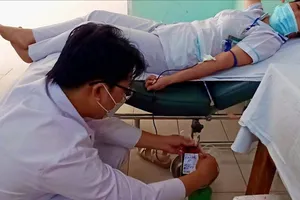 Lâm Đồng: Thiếu nguồn máu, y bác sĩ luân phiên hiến máu cứu người