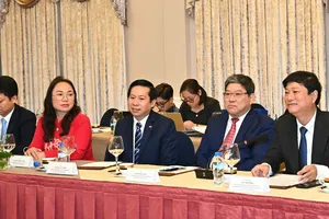 Chủ tịch HĐND TPHCM Võ Văn Minh tiếp đoàn cán bộ lãnh đạo, quản lý Đảng MPLA và Đảng FRELIMO Ảnh: VIỆT DŨNG 