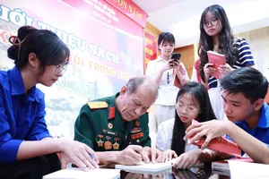 Các độc giả trẻ xin chữ ký cựu chiến binh Đào Chí Thành - nhân vật chính trong cuốn sách "Hồi ức Quảng Trị"
