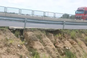 Xuất hiện hàng loạt hố lở nguy hiểm trên mép đường cao tốc Vĩnh Hảo - Phan Thiết