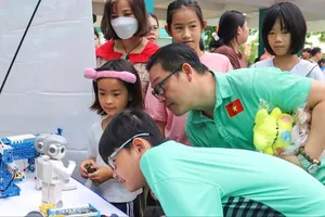 Học sinh phường Tân Sơn Hòa (TPHCM) trải nghiệm sản phẩm công nghệ giáo dục