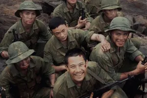 "Mưa đỏ" 4 tuần liên tiếp dẫn đầu doanh thu phòng vé