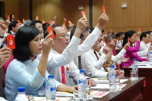 Đảng viên giơ thẻ đảng biểu quyết, thể hiện tinh thần dân chủ, trách nhiệm tại Đại biểu lần thứ I Đảng bộ TP Đà Nẵng. Ảnh: XUÂN QUỲNH