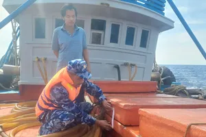 Cảnh sát biển tạm giữ tàu cá chở hơn 110.000 lít dầu D.O trái phép