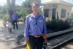 Nhân viên đường sắt cứu người thoát chết trong gang tấc