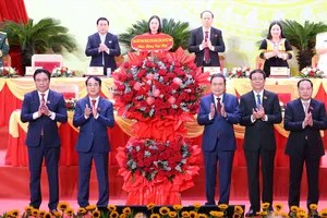 Chủ tịch Quốc hội Trần Thanh Mẫn tặng hoa chúc mừng Đại hội đại biểu Đảng bộ tỉnh Khánh Hòa lần I, nhiệm kỳ 2025-2030