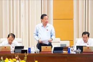Chủ nhiệm Ủy ban Kinh tế và Tài chính Phan Văn Mãi trình bày báo cáo thẩm tra 