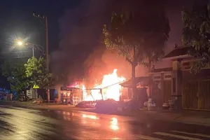 Cháy chợ ở TPHCM trong đêm, nhiều tài sản bị thiêu rụi 